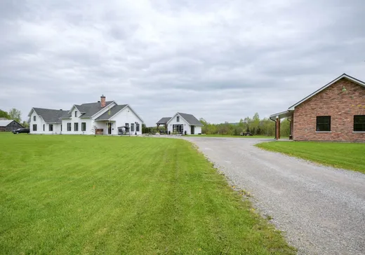 Fermette à vendre - 156 Ch. du Lac-Charlebois, St-Andre-Avellin, J0V 1W0