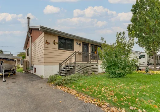 Bungalow à vendre - 724 Rue Guylaine, Laval, H7P2W8