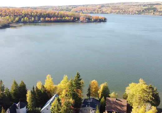 Two or more stories for sale - 292 Ch. du Lac S., Saint-Mathieu-de-Rioux, G0L3T0