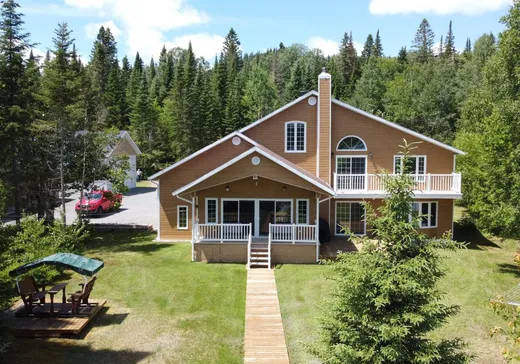 Two or more stories for sale - 70 Ch. Baie-William O., Lac-Edouard, G0X3N0