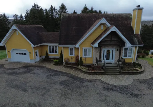Maison à étages à vendre - 844 Route 132 O., Causapscal, G0J1J0