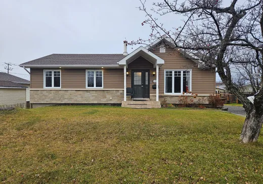 Two or more stories for sale - 372 Rue Bellevue, Matane, G4W2K9