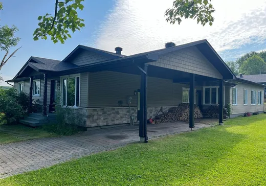 Bungalow for sale - 215 Rue de l'Hôtel-de-Ville, Val des Sources, J1T3S1