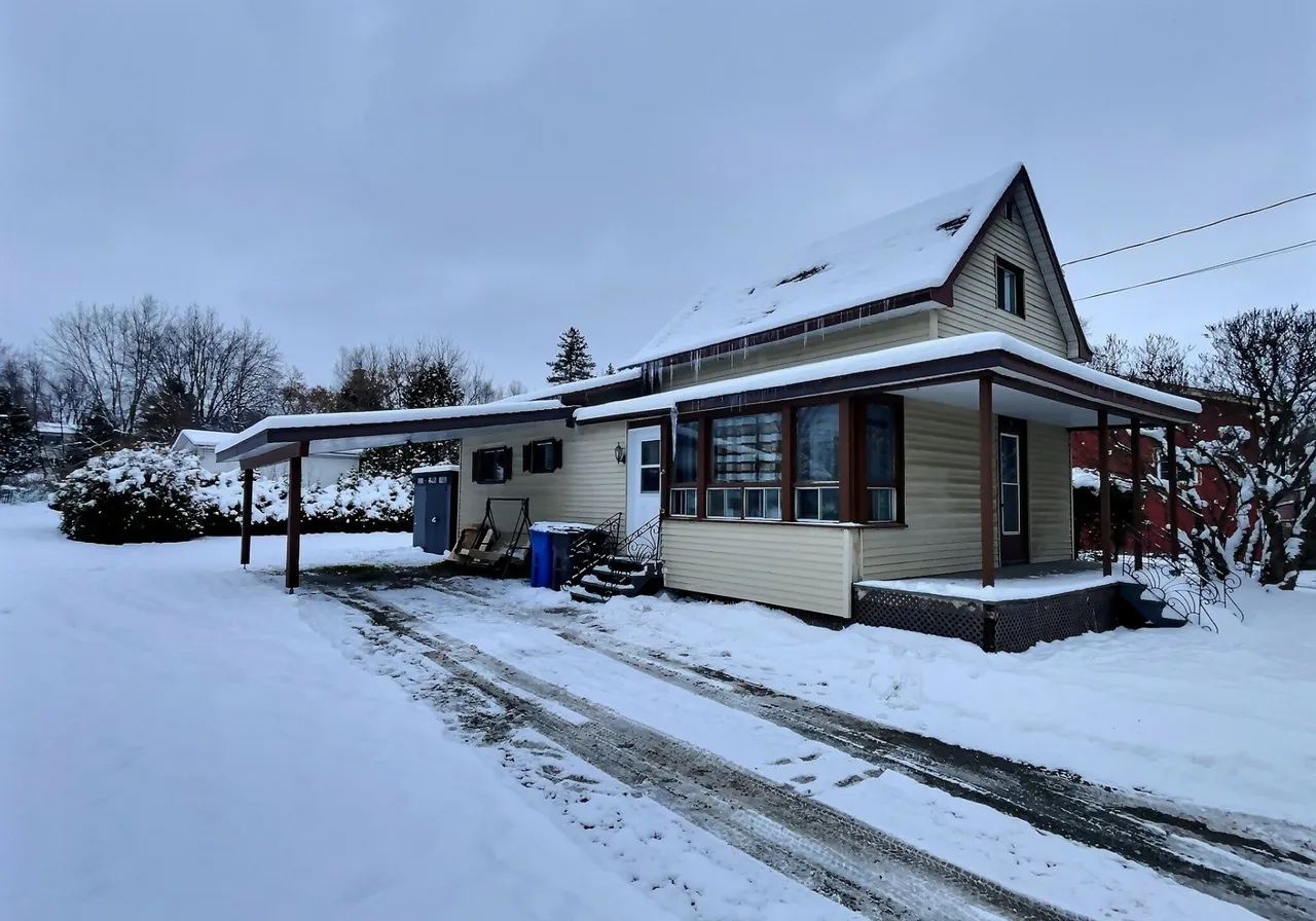 Maison à vendre - 110 Rue St-François, East Angus, J0B 1R0