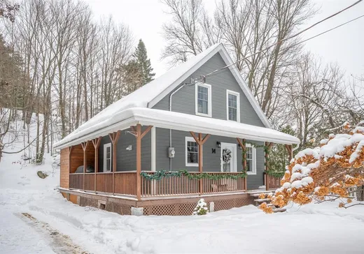 Two or more stories for sale - 14 Rue Ste-Jeanne-d'Arc, Mont-Blanc, J0T2G0