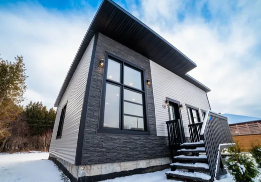 Two or more stories for sale - 121 Rue Lucien-Bellemare, Matane, G4W4J1