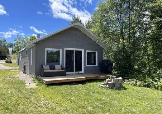 Maison à étages à vendre - 45 Rue Principale, Lac-Edouard, G0X3N0