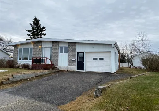 Bungalow à vendre - 421 Rue Marchand, Matane, G4W2J7
