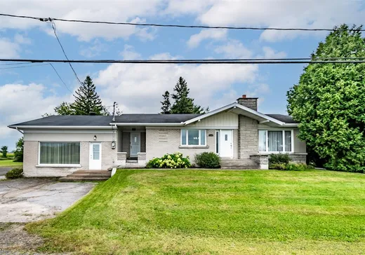 Cottage for sale - 1213 Boul. St-Laurent O., Louisville, J5V2L4