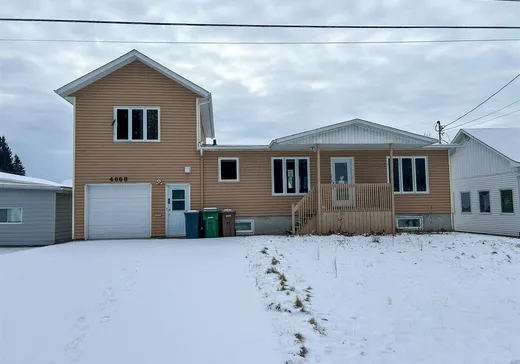 Un étage et demi à vendre - 4055 Rue de la Commune, Drummondville, J2A4G5