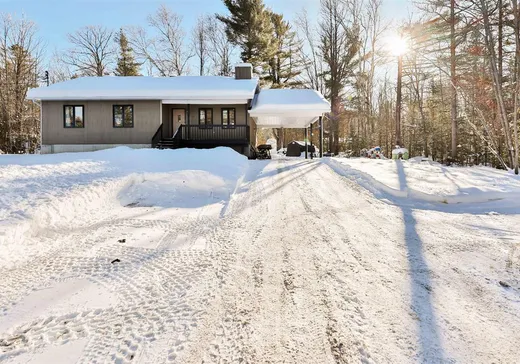 Chalet à vendre - 2315 Ch. des Hauteurs, St-Hippolyte, J8A 3B8