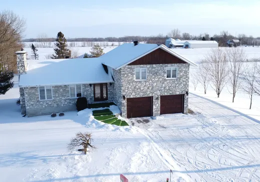Two or more stories for sale - 143 Route 132, Saint-Stanislas-de-Kostka, J0S1W0