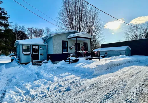 Bungalow à vendre - 672 Rue Chevrier, Lachute, J8H1S8