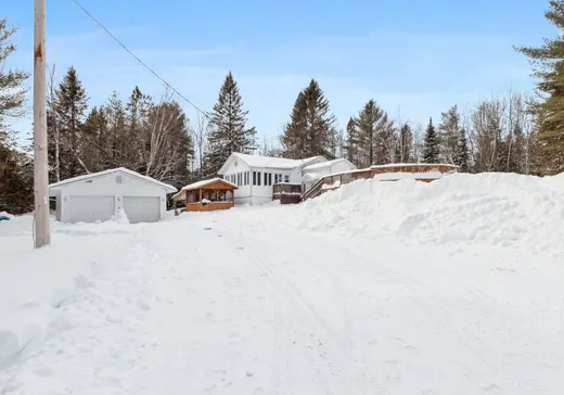 Two or more stories for sale - 13 Ch. de la Baie, Gracefield, J0X1W0