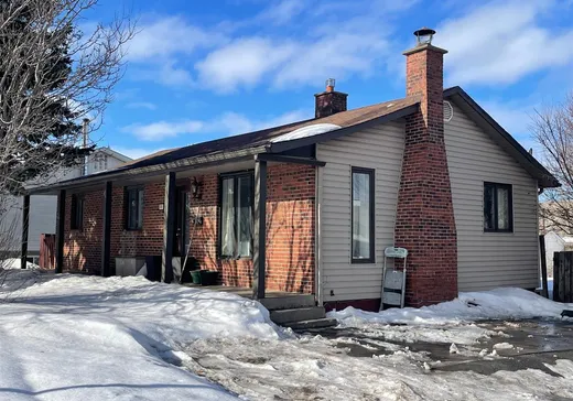 Bungalow à vendre - 303 Rue Carufel, Charlemagne, J5Z1A2