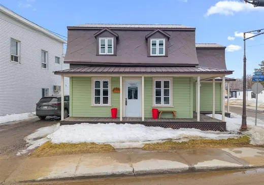 Two or more stories for sale - 260 Rue Principale, St-Alban, G0A3B0