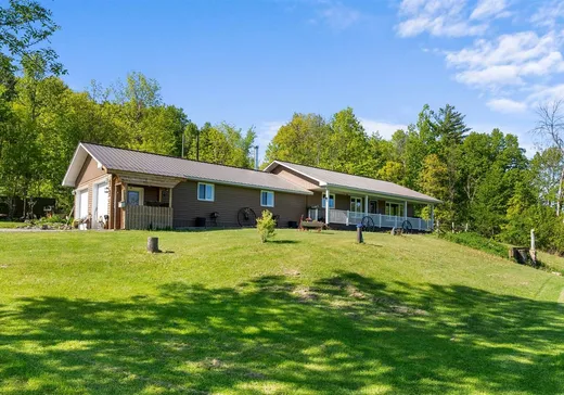 House for sale - 106B Ch. de la Montagne, Ile Du Grand-Calumet, J0X 1J0