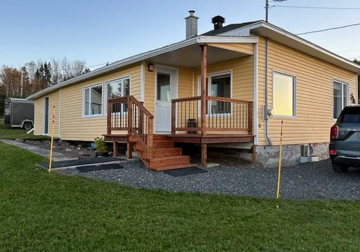 Maison à étages à vendre - 114 Route 132 O., Grosses-Roches, G0J1K0