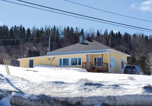 Maison à vendre - 114 Route 132 O., Grosses-Roches, G0J 1K0
