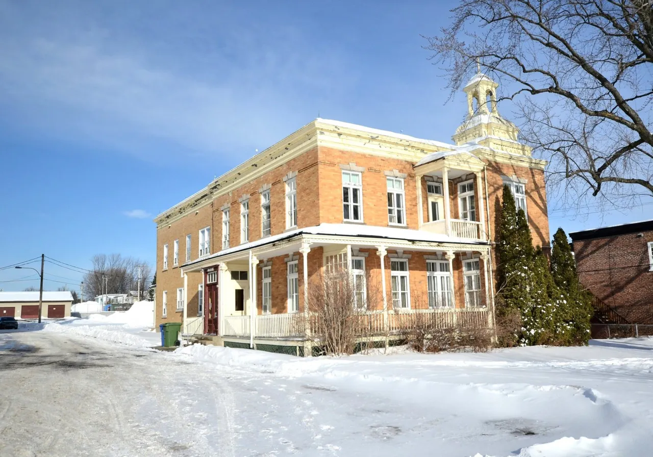 2315 Av. Royale — photo 1