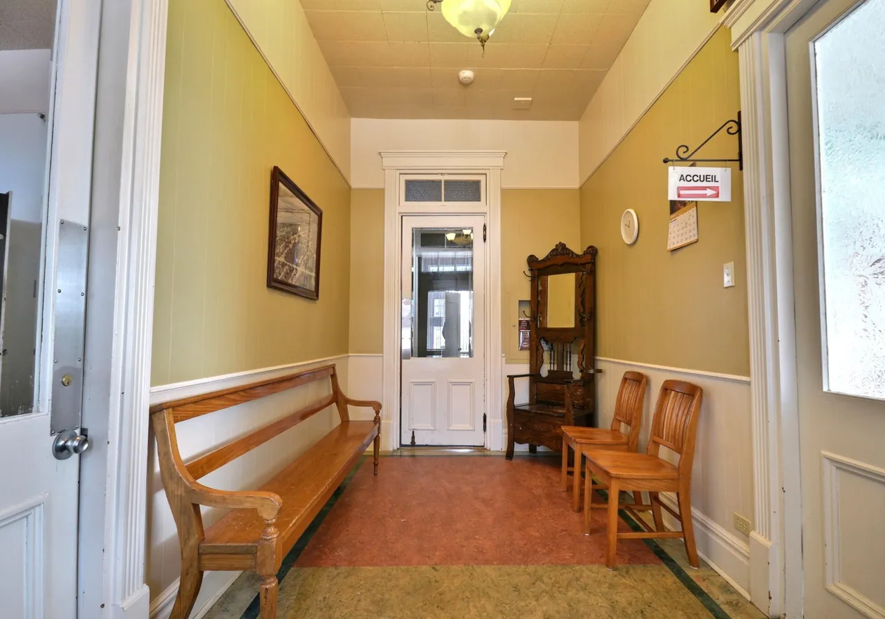2315 Av. Royale — photo 3