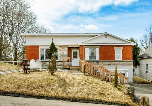 Bungalow à vendre - 532 Rue Lemay, Coaticook, J1A1M1