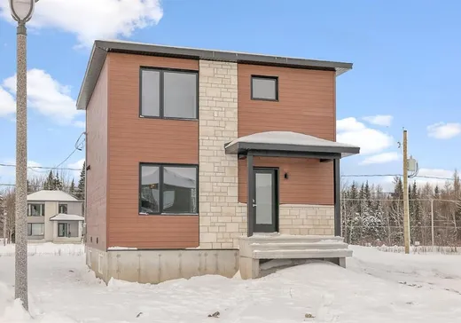 Two or more stories for sale - 9 Rue des Carpates, Petite-Riviere-St-Francois, G0A0K3
