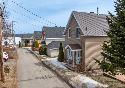 Un étage et demi à vendre - 7 Rue du Quai, Témiscouata-sur-le-Lac, G0L1E0