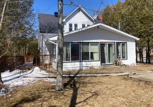 Two or more stories for sale - 4 Rue Principale, Gracefield, J0X1W0