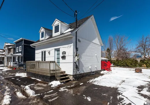 Un étage et demi à vendre - 323 Rue Mignonne, Salaberry-de-Valleyfield, J6S1J7