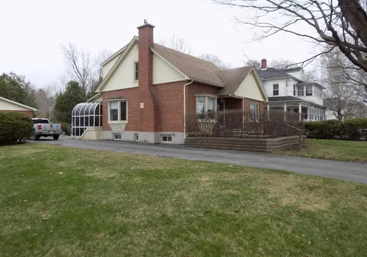 Two or more stories for sale - 221 Rue James, Cowansville, J2K2L3