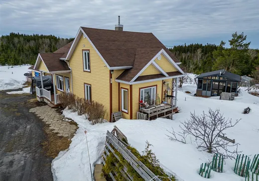 Two or more stories for sale - 425 1e Rang, Matane, G0J3J0