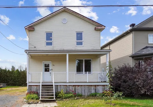 Two or more stories for sale - 16 Rue Lalonde, Les Coteaux, J7X1J9