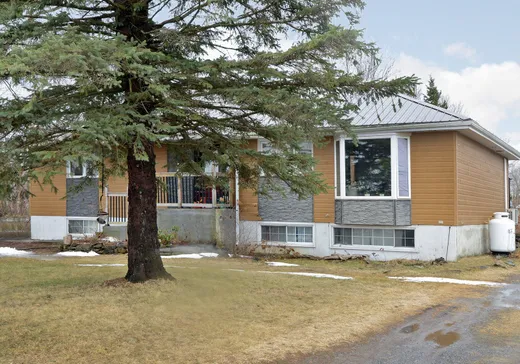 Maison à étages à vendre - 320 Route 202, Huntingdon, J0S1H0