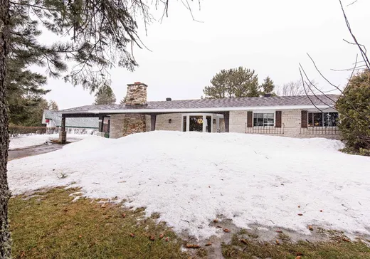 Bungalow for sale - 1004 Av. Bérard, Amos, J9P3T7