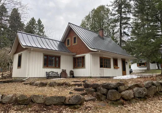 Maison à étages à vendre - 46 Av. Chartier, Saint-Sauveur, J0R1R0