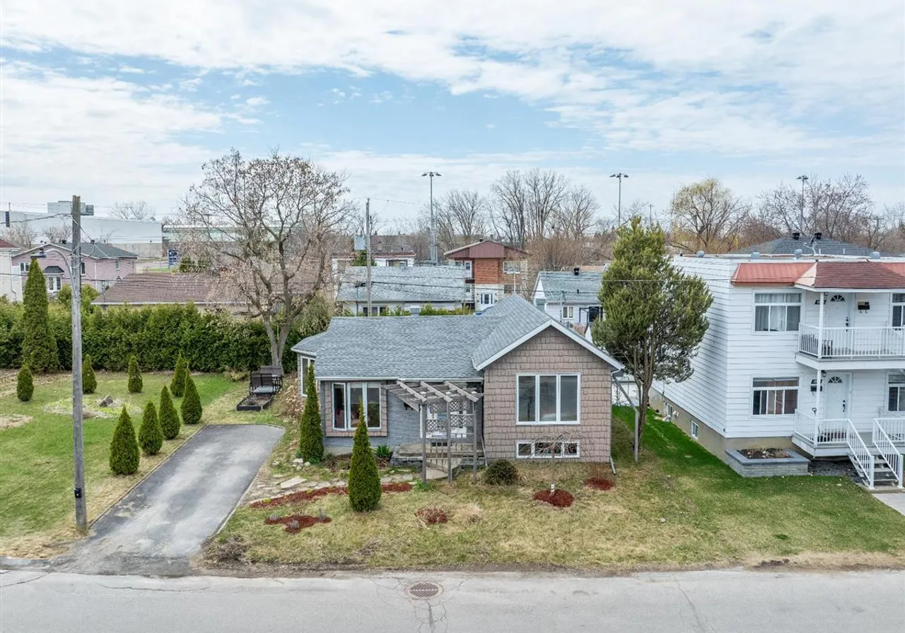Chalet à vendre - 12590 49e Avenue, Montréal (Est), H1E 2G8