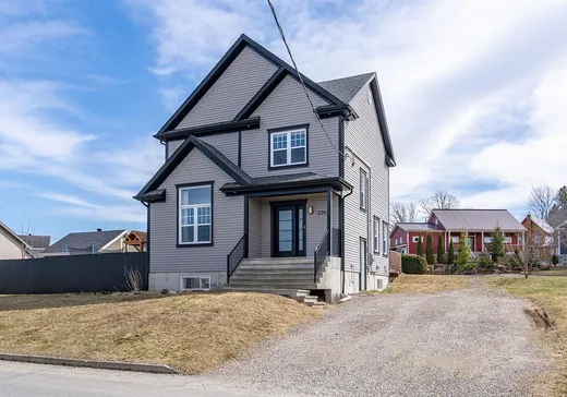 Maison à étages à vendre - 370 Rue Céline, Waterville, J0B3H0