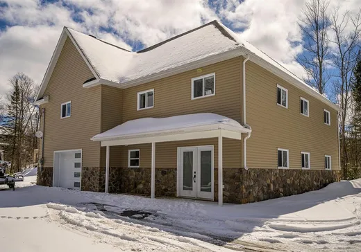 Two or more stories for sale - 23 Rue Couillard, St-Hippolyte, J8A2P9
