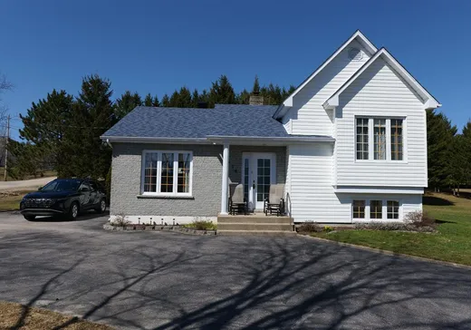 Split-level for sale - 474 Rue des Chrysanthèmes, Mont-Laurier, J9L3G3