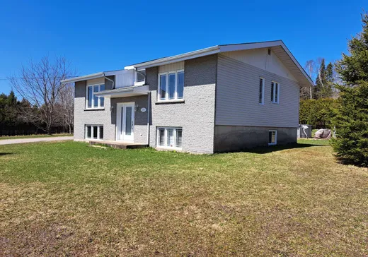 Two or more stories for sale - 2764 Rue des Épinettes, Mont-Laurier, J9L0X4
