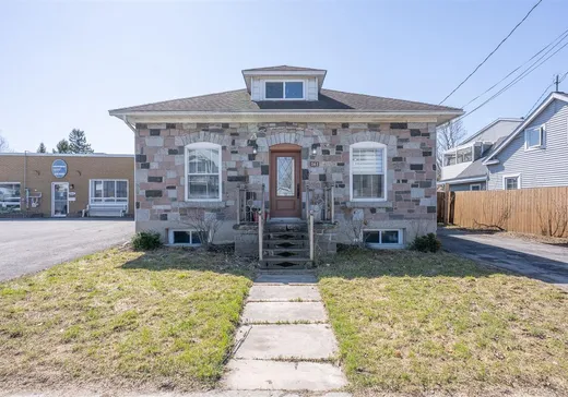 Maison à étages à vendre - 261 4e Avenue, Saint-Jean-sur-Richelieu, J2X1W6