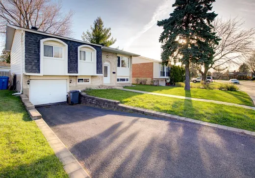 Chalet à vendre - 5705 Av. Bienville, Brossard, J4Z 1V8