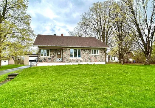 Maison à étages à vendre - 206 Rue Principale, Brigham, J2K4T7