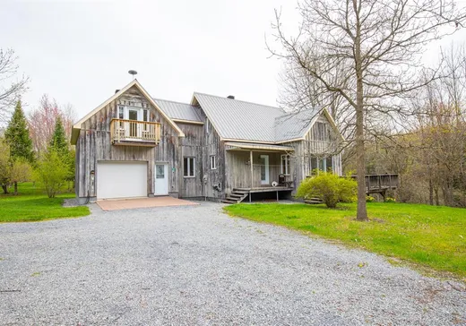 Two or more stories for sale - 270 Ch. Pelletier S., St-Armand, J0J1T0