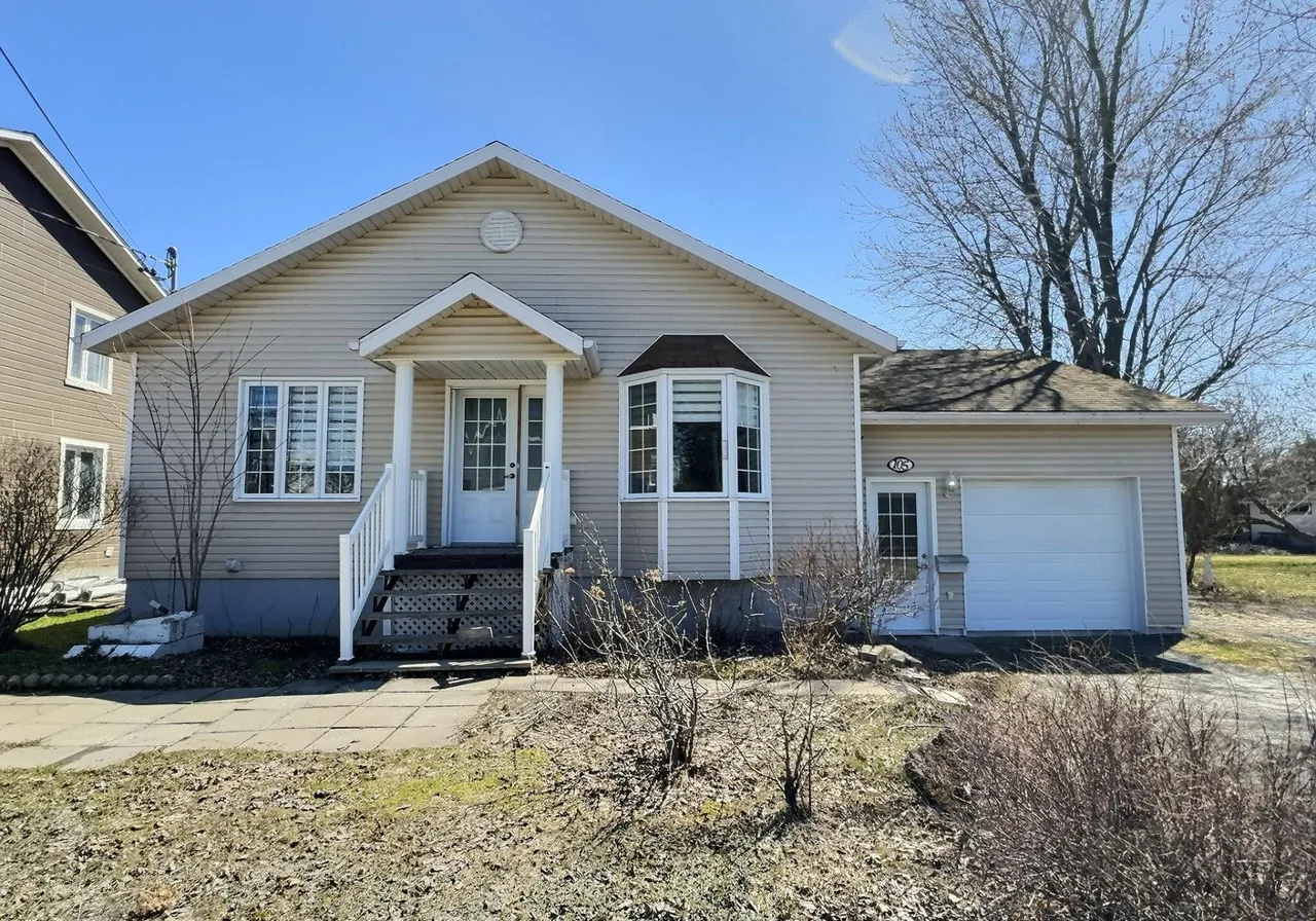 House for sale - 105 Rue Principale O., Saint-Anaclet, G0K 1H0