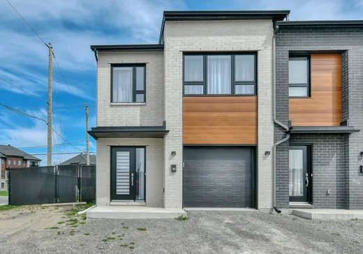 Two or more stories for sale - 301 Rue du Merlot, Sainte-Marthe-sur-le-Lac, J0N1P0