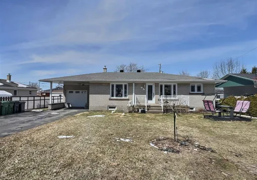 Bungalow à vendre - 8 Rue Perreault, Warwick, J0A1M0