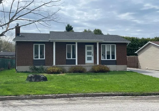 Bungalow à vendre - 338 Rue James-Martin, Buckingham, J8L3B4