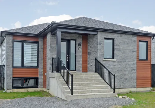 Maison à étages à vendre - 41 Carré Morrison, Huntingdon, J0S1H0